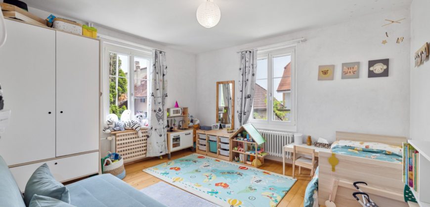 Corps de Ferme avec 3 appartements 2 granges et 3 garages fermés