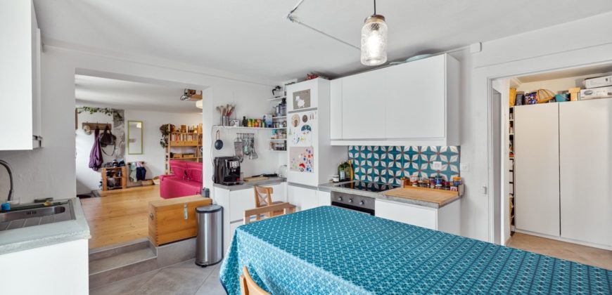 Corps de Ferme avec 3 appartements 2 granges et 3 garages fermés