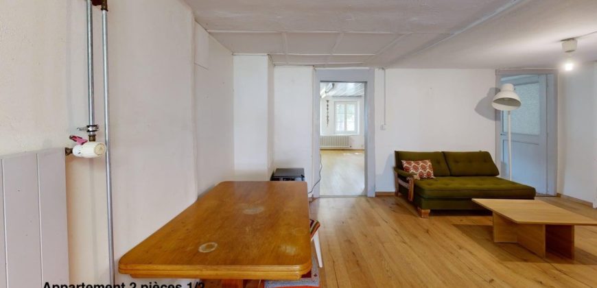 Corps de Ferme avec 3 appartements 2 granges et 3 garages fermés