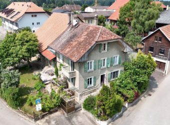 CORPS DE FERME AVEC TROIS APPARTEMENTS ET DEUX GRANDES GRANGES