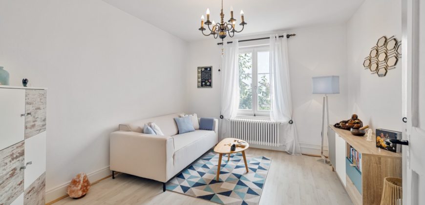 Corps de Ferme avec 3 appartements 2 granges et 3 garages fermés