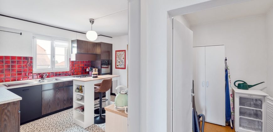 Corps de Ferme avec 3 appartements 2 granges et 3 garages fermés