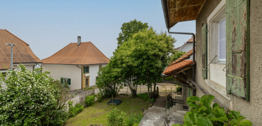 Corps de Ferme avec 3 appartements 2 granges et 3 garages fermés