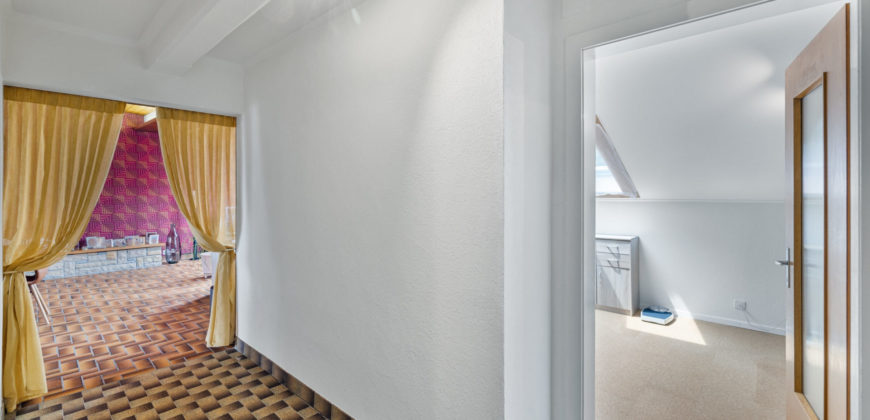 Corps de Ferme avec 3 appartements 2 granges et 3 garages fermés