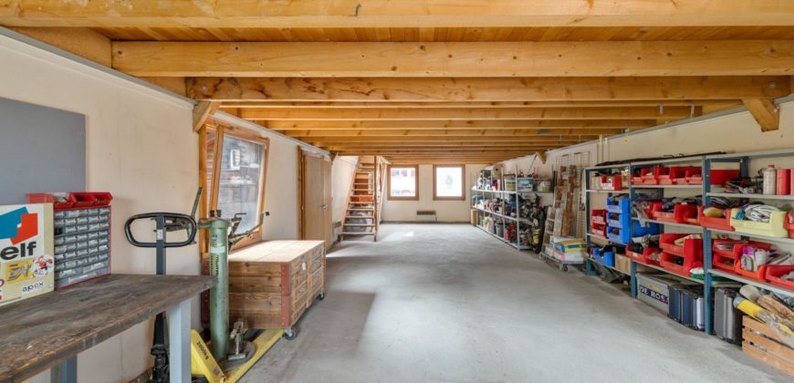 Corps de Ferme avec 3 appartements 2 granges et 3 garages fermés