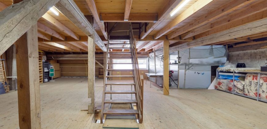 Corps de Ferme avec 3 appartements 2 granges et 3 garages fermés