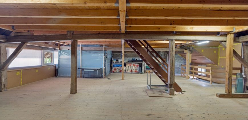 Corps de Ferme avec 3 appartements 2 granges et 3 garages fermés