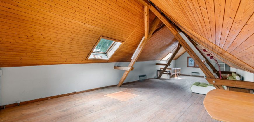 Corps de Ferme avec 3 appartements 2 granges et 3 garages fermés