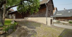 Corps de Ferme avec 3 appartements 2 granges et 3 garages fermés