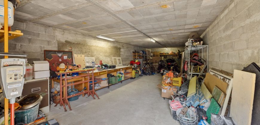 Corps de Ferme avec 3 appartements 2 granges et 3 garages fermés