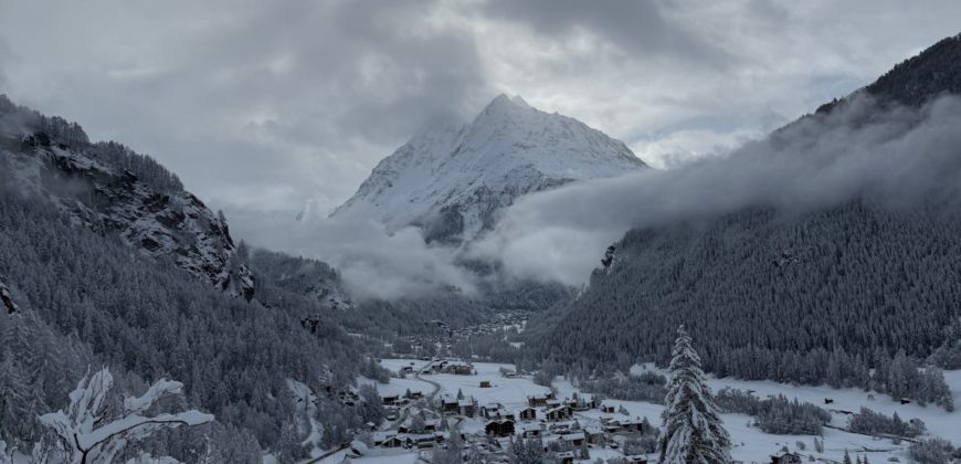 Un chalet d’exception en résidence secondaire, accessible aux acheteurs étrangers, à deux pas du centre du village d’Evolène.