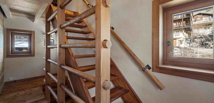 Un chalet d’exception en résidence secondaire, accessible aux acheteurs étrangers, à deux pas du centre du village d’Evolène.