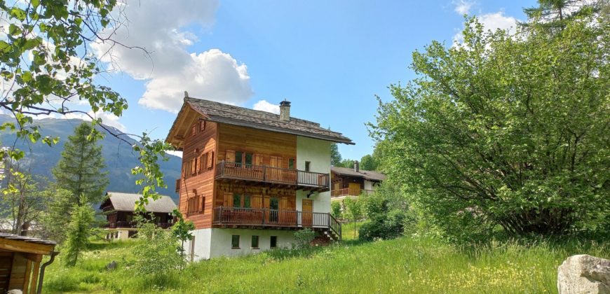 Un chalet d’exception en résidence secondaire, accessible aux acheteurs étrangers, à deux pas du centre du village d’Evolène.