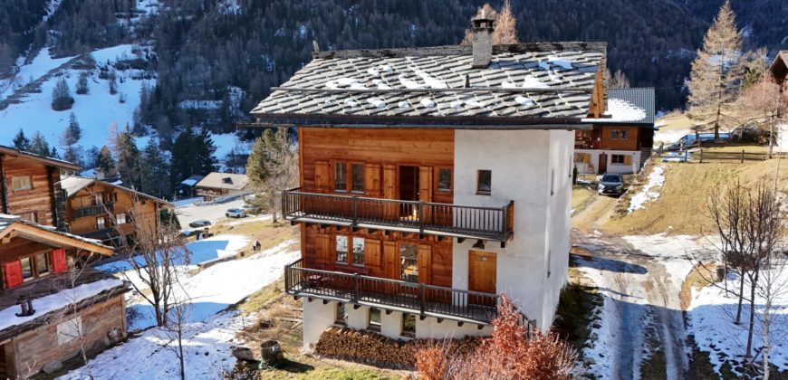 Un chalet d’exception en résidence secondaire, accessible aux acheteurs étrangers, à deux pas du centre du village d’Evolène.