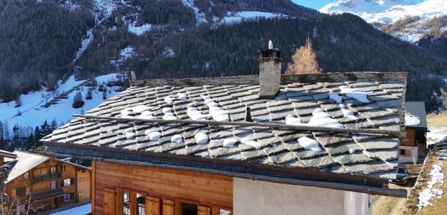 Un chalet d’exception en résidence secondaire, accessible aux acheteurs étrangers, à deux pas du centre du village d’Evolène.