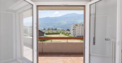 Lumineux appartement de 3,5 pièces rénové, offrant une surface brute de 79 m²