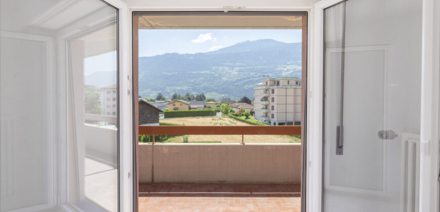 Lumineux appartement de 3,5 pièces rénové, offrant une surface brute de 79 m²