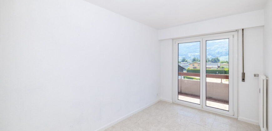 Lumineux appartement de 3,5 pièces rénové, offrant une surface brute de 79 m²