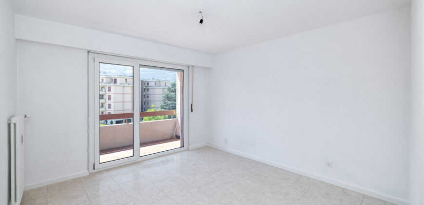 Lumineux appartement de 3,5 pièces rénové, offrant une surface brute de 79 m²