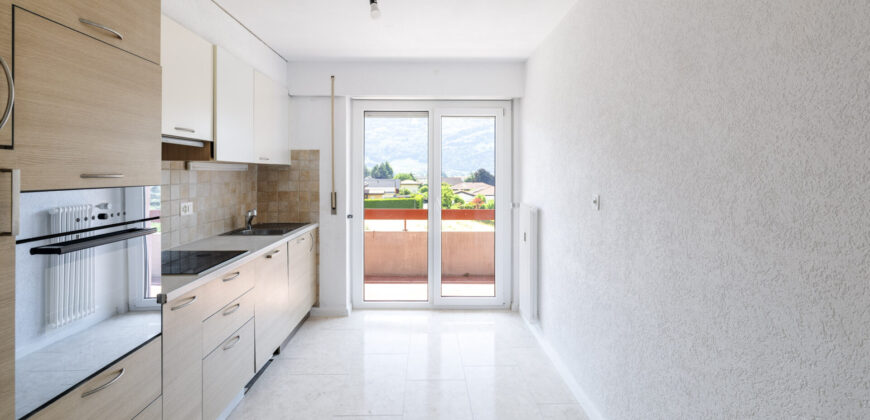 Lumineux appartement de 3,5 pièces rénové, offrant une surface brute de 79 m²