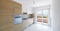 Lumineux appartement de 3,5 pièces rénové, offrant une surface brute de 79 m²