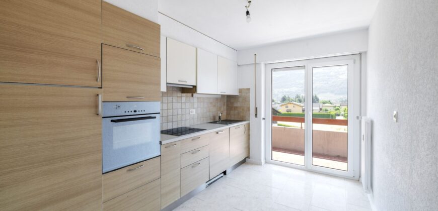 Lumineux appartement de 3,5 pièces rénové, offrant une surface brute de 79 m²