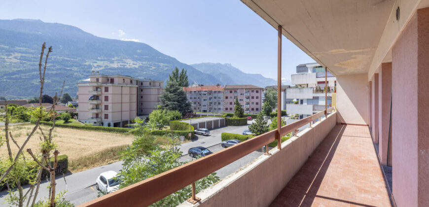 Lumineux appartement de 3,5 pièces rénové, offrant une surface brute de 79 m²