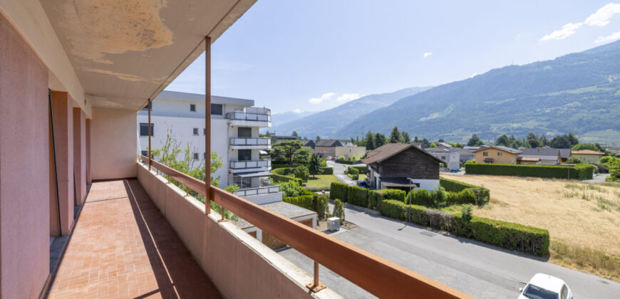 Lumineux appartement de 3,5 pièces rénové, offrant une surface brute de 79 m²