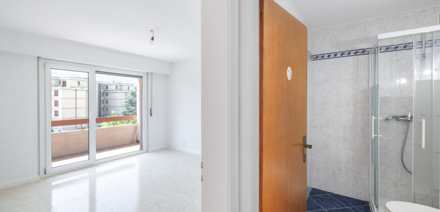 Lumineux appartement de 3,5 pièces rénové, offrant une surface brute de 79 m²