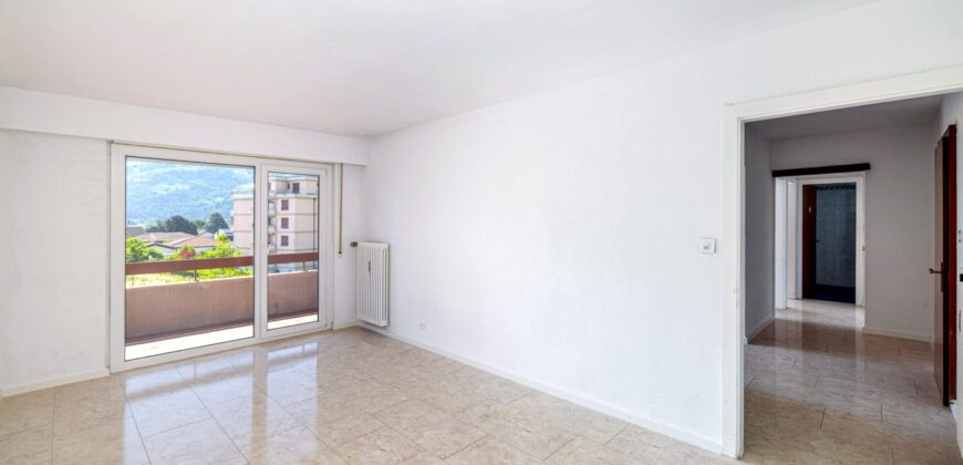 Lumineux appartement de 3,5 pièces rénové, offrant une surface brute de 79 m²
