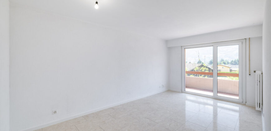 Lumineux appartement de 3,5 pièces rénové, offrant une surface brute de 79 m²