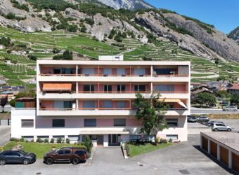 Lumineux appartement de 3,5 pièces rénové, offrant une surface brute de 79 m²